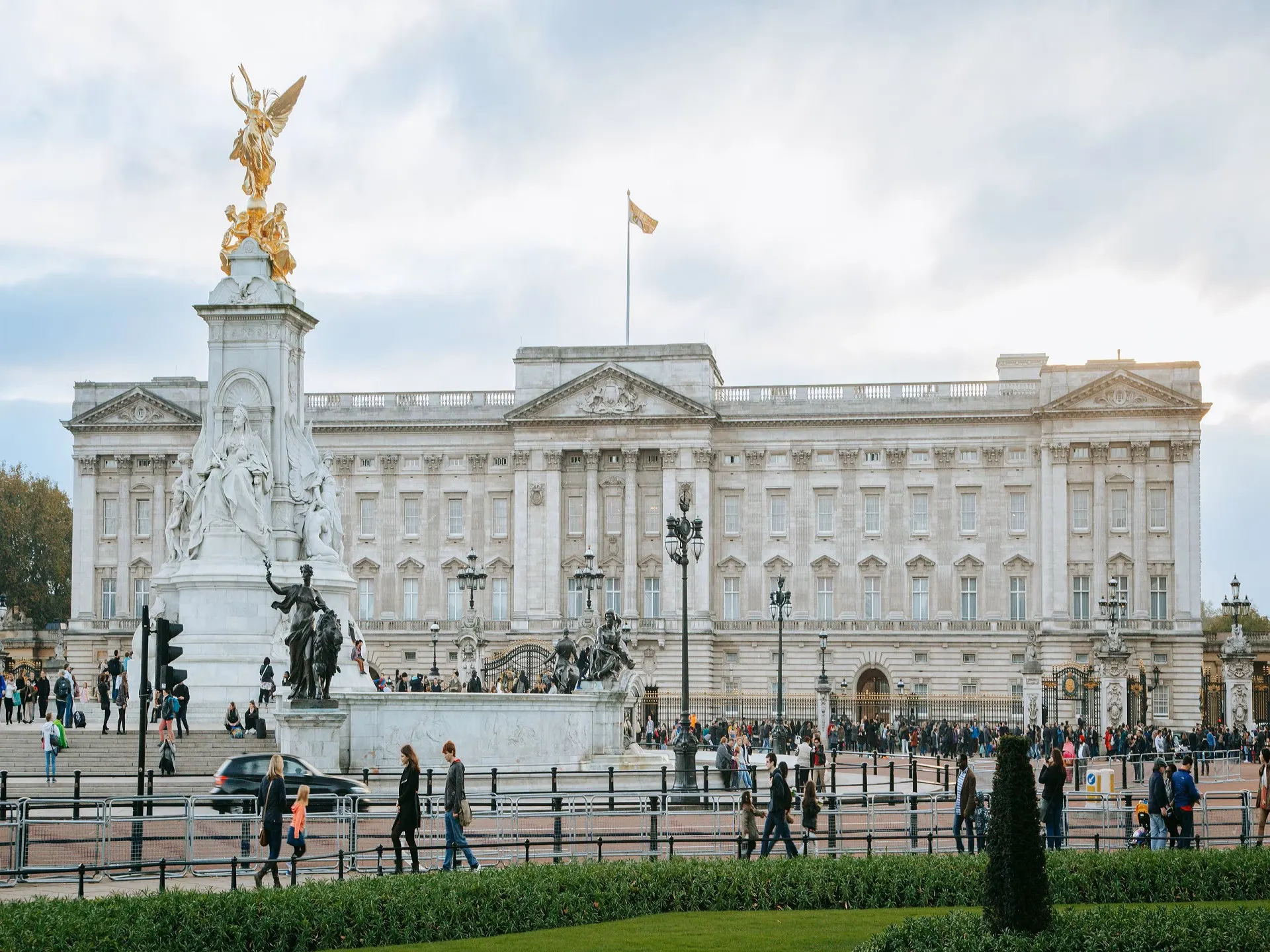 Buckingham Palace grand facade London entrance